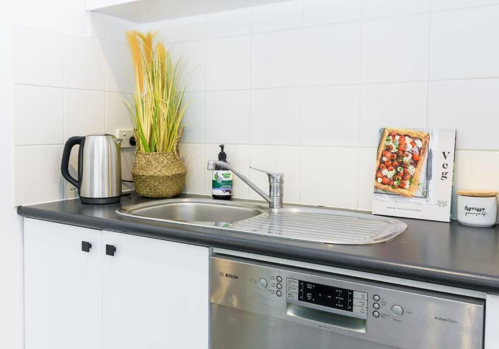 Apartamento Cozy 1 Bedder In St Kilda With Balcony Melburne Exterior foto